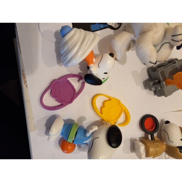 Snoopy McDonalds Happy Meal Toys Assortment of 5 Figures & 2 Books - Picture 13 of 16